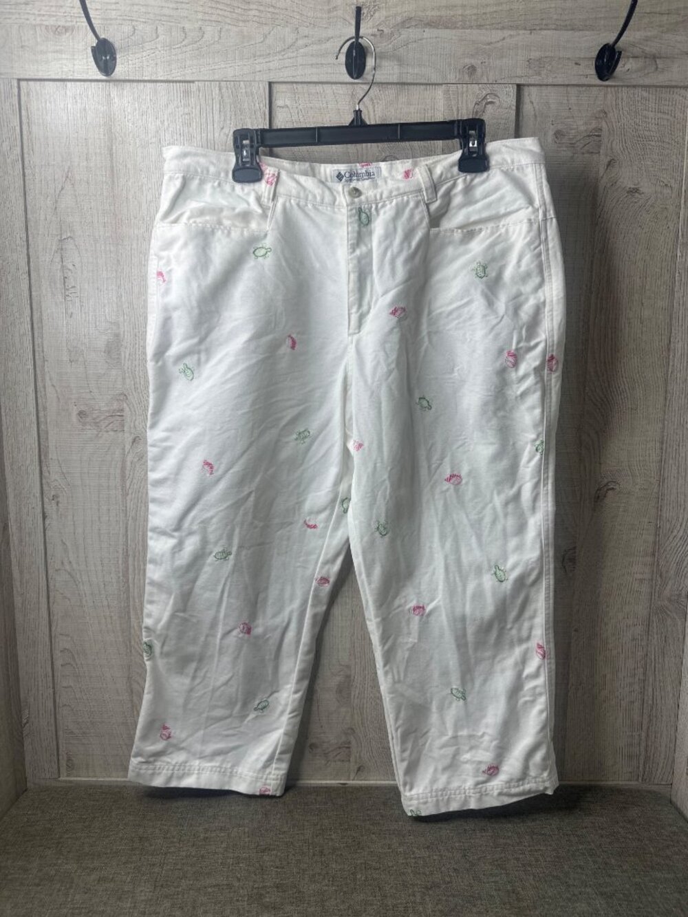 Columbia Womens Size 14P Petite White Capri Pants Embroidered Turtles & Shells